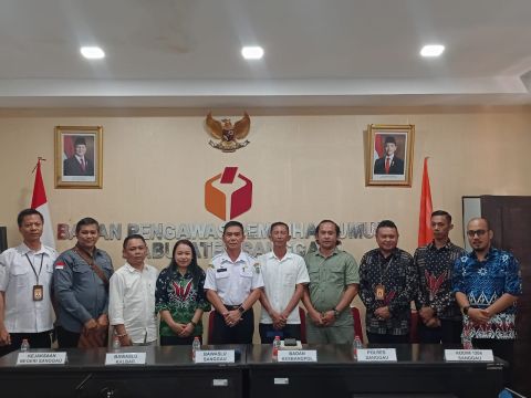 foto bersama Bawaslu Kalbar dan Bawaslu Kabupaten Sanggau