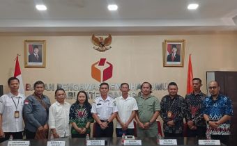 foto bersama Bawaslu Kalbar dan Bawaslu Kabupaten Sanggau