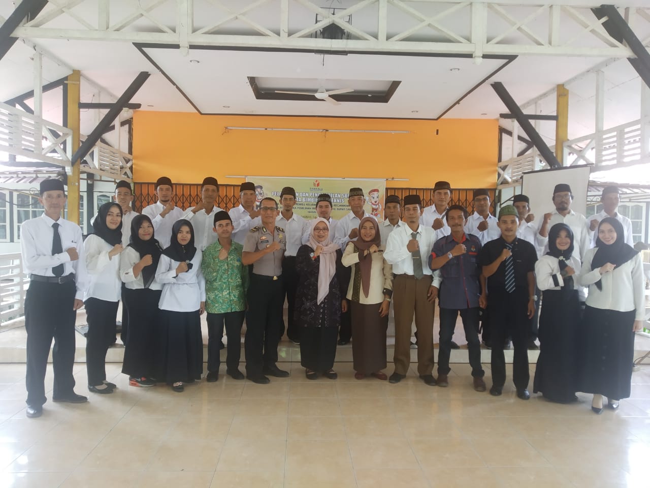 PANWASLU KELURAHAN/DESA DILANTIK ARYANA MENGUCAPAKAN SELAMAT DAN UCAPKAN INI