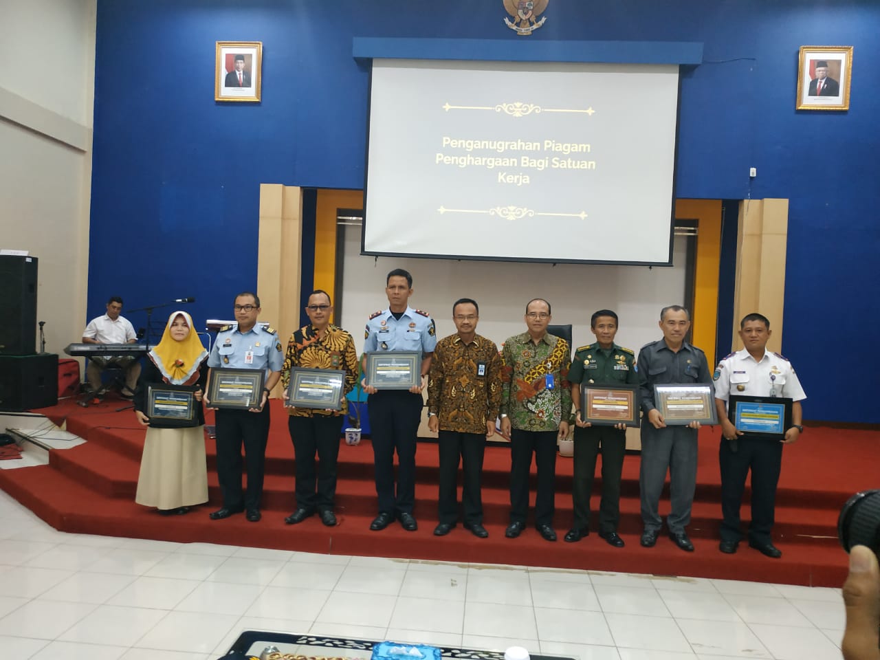 BAWASLU KALBAR TERIMA PENGHARGAAN KKP TERBAIK DARI KPPN