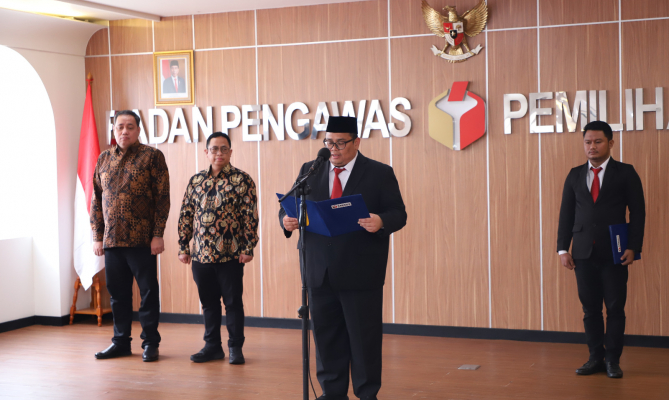 Pelantikkan PAW Anggota Bawaslu Kubu Raya Sisa Masa Jabatan 2018-2023