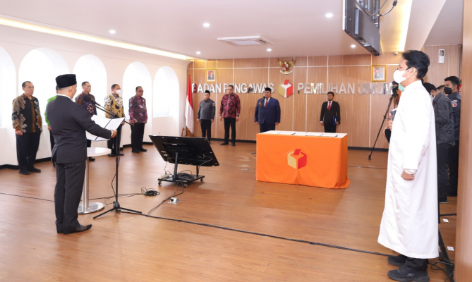 Lantik Anggota Bawaslu Kalbar Periode 2023-2028, Bagja Instruksikan untuk Cepat Adaptasi