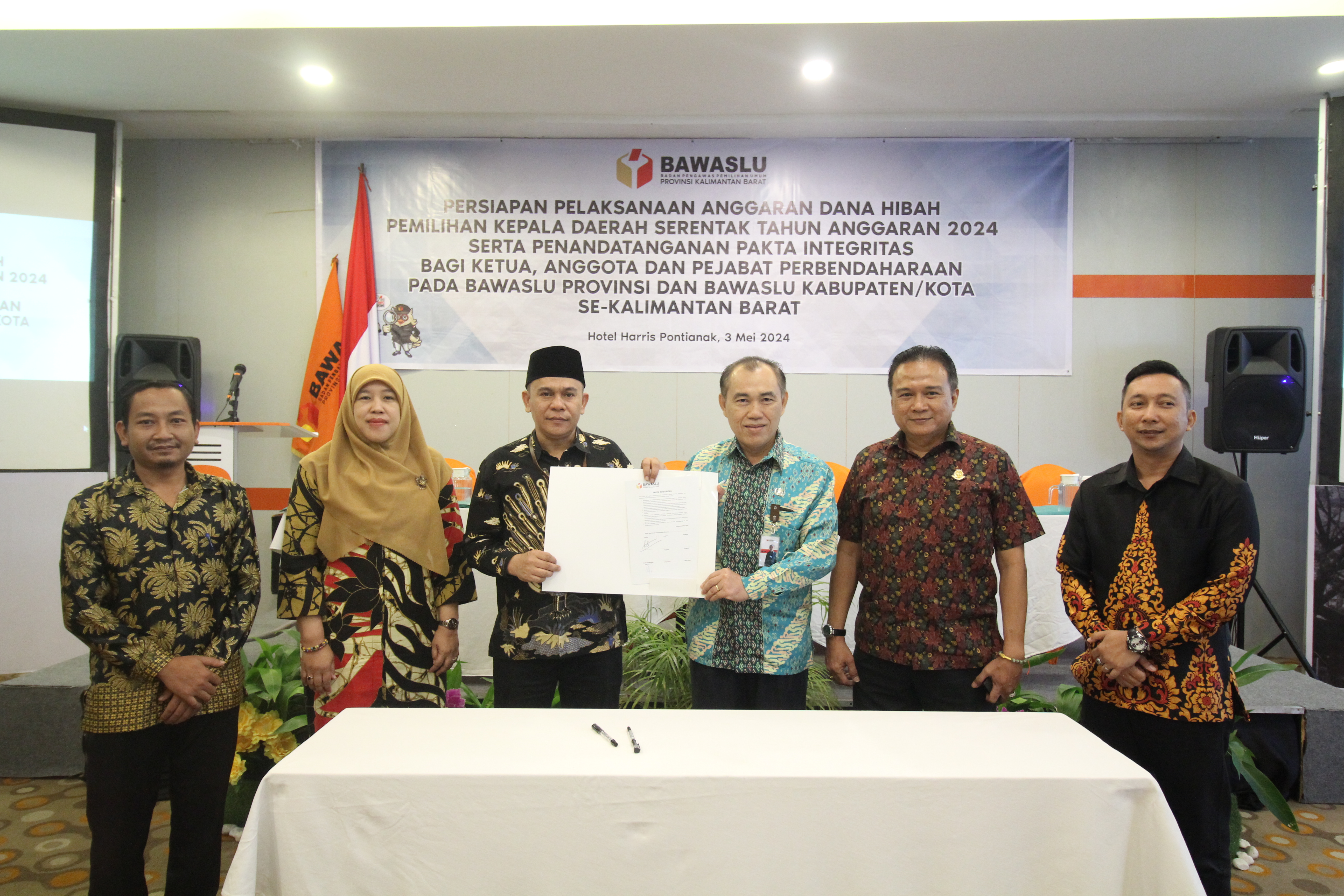 Upayakan Akuntabilitas Pengelolaan Dana Hibah bawaslu se-kalbar teken penandatanganan fakta integritas