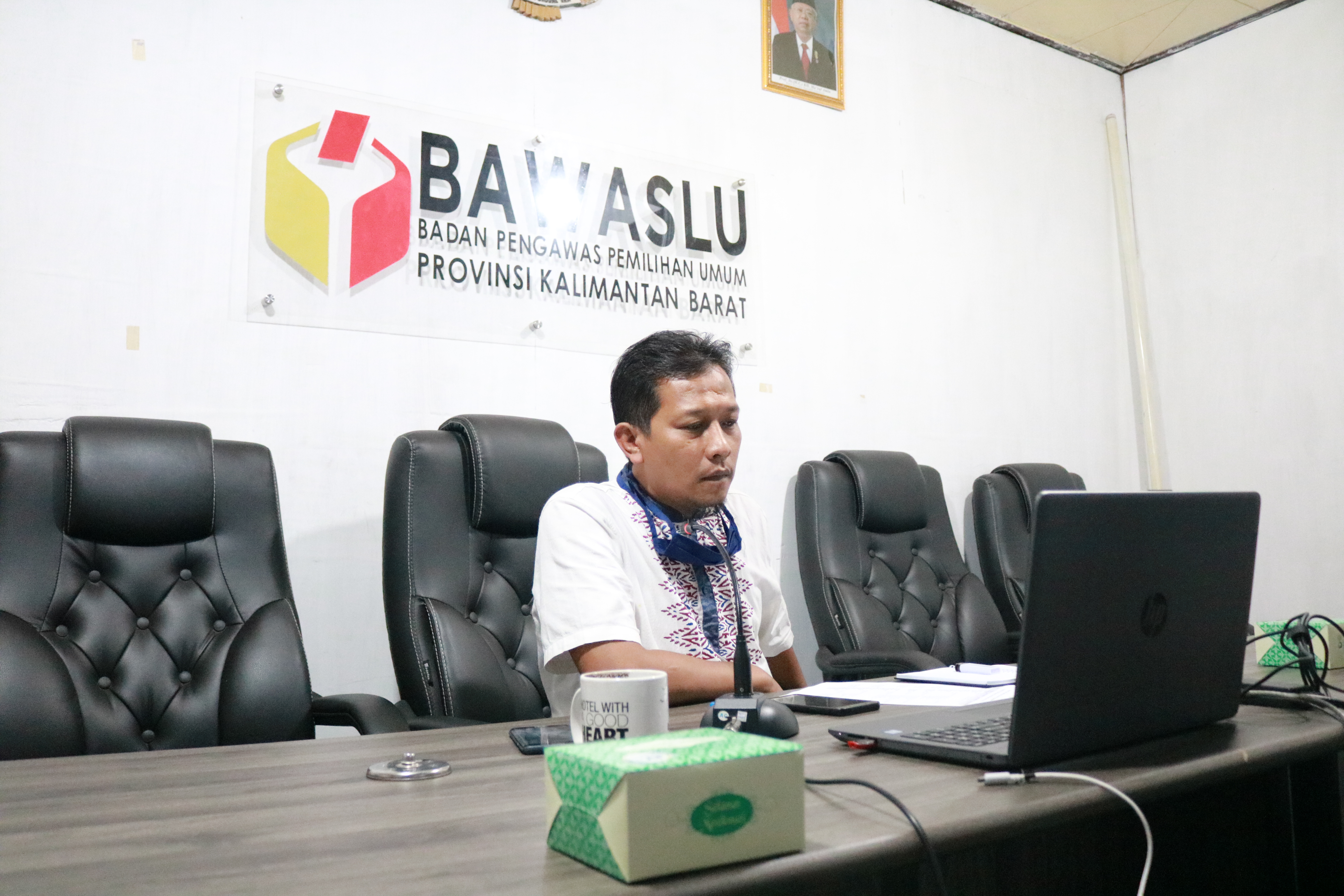Hasilkan Riset yang Baik, Bawaslu kalbar ajak akademisi sekaligus pengamat politik Latih Kemampuan penulisan