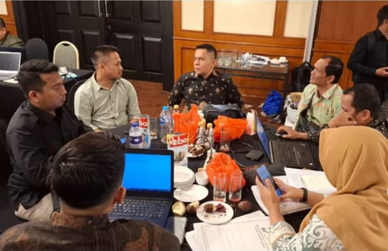 Bawaslu Kalbar dan Bawaslu Melawi mengikuti Rapat Koordinasi Nasional Penyusunan dan Review Keterangan Tertulis pada Perkara Perselisihan Hasil Pemilihan (PHP) di Mahkamah Konstitusi tahun 2024