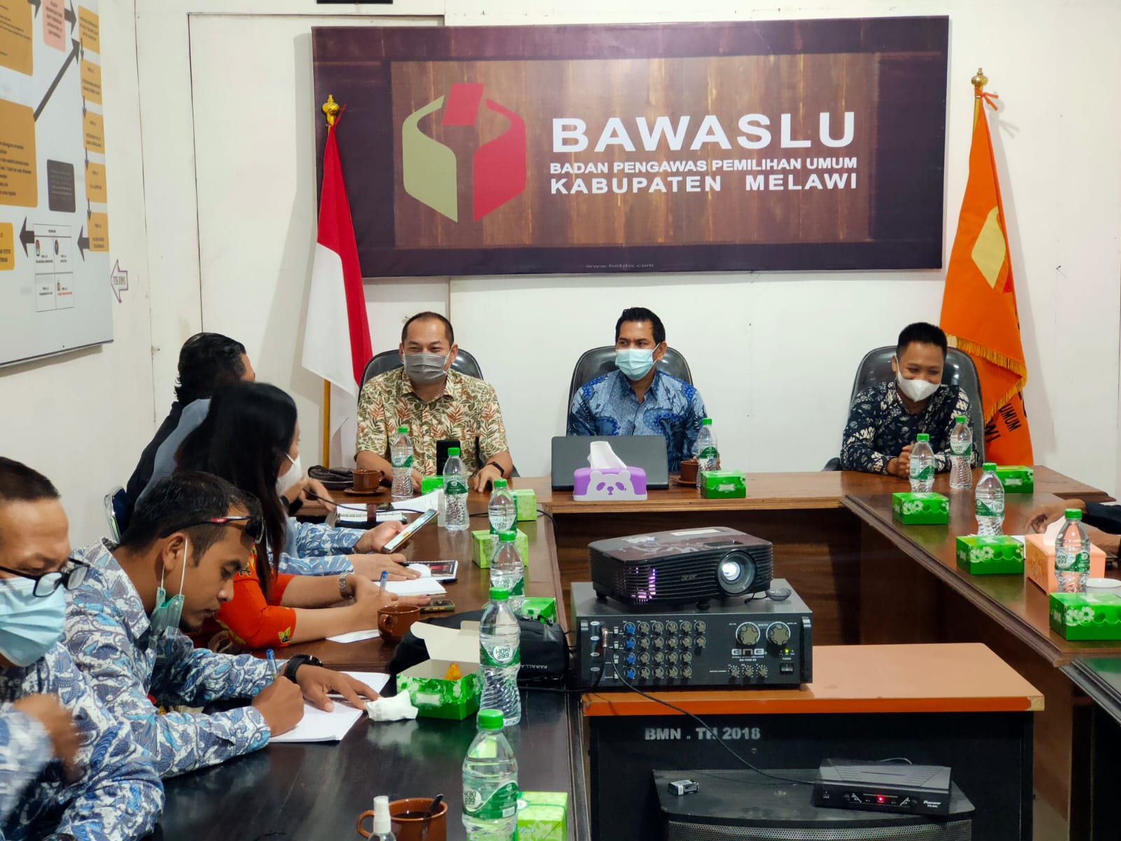 KORDIV PENYELESAIAN SENGKETA BAWASLU SE-KALIMANTAN BARAT MELAKSANAKAN EVALUASI DAN RAPAT KERJA PENYUSUNAN PROGRAM KERJA DIVISI PENYELESAIAN SENGKETA DI NANGA PINOH