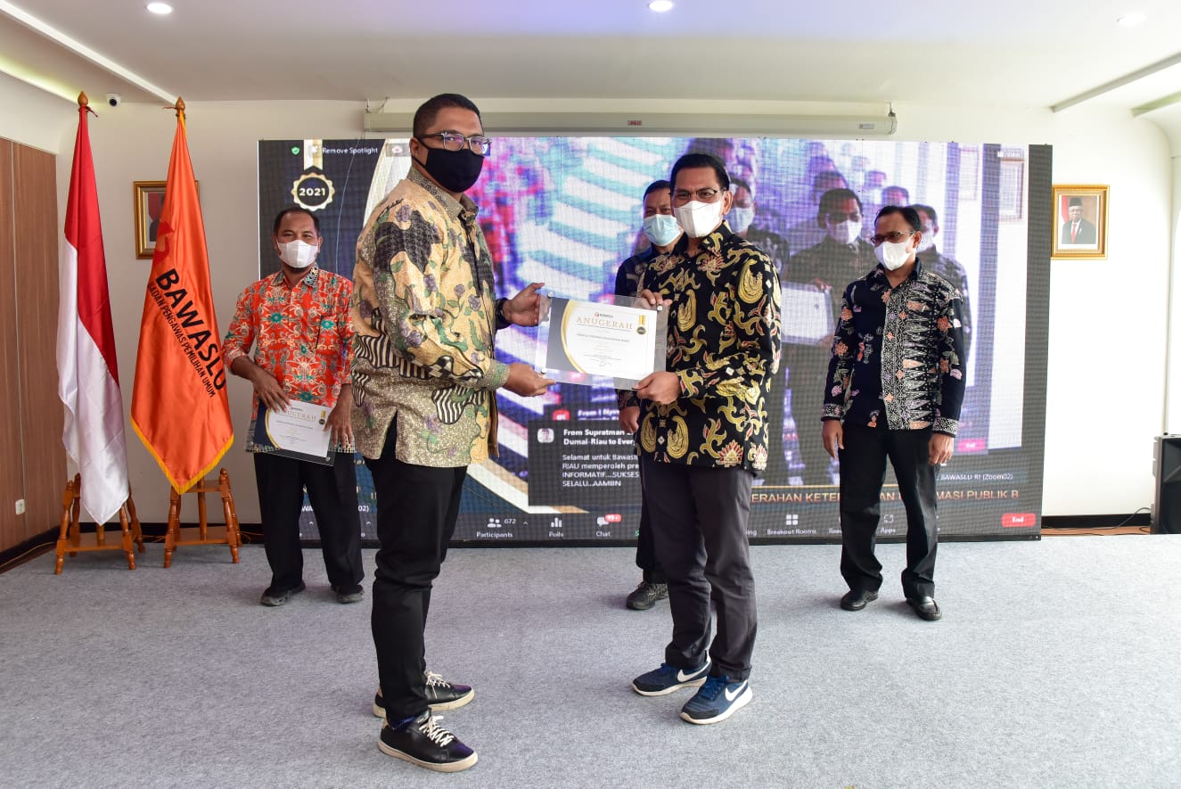 Bawaslu KALBAR meraih kategori Informatif dalam Anugerah Keterbukaan Informasi Publik Bawaslu Provinsi se-Indonesia Tahun 2021