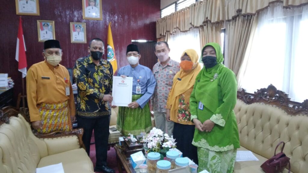 BAWASLU MEMPAWAH MENDATANGI SEKDA KABUPATEN MEMPAWAH â€œada apa ?â€