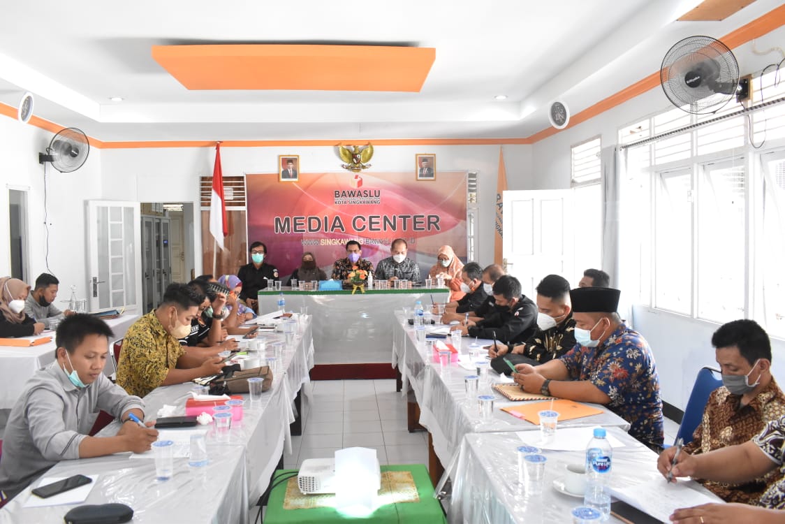 MAKSIMALKAN HASIL KERJA KORDIV HUKUM DAN DATIN BAWASLU SE KALBAR GELAR RAPAT KORDINASI