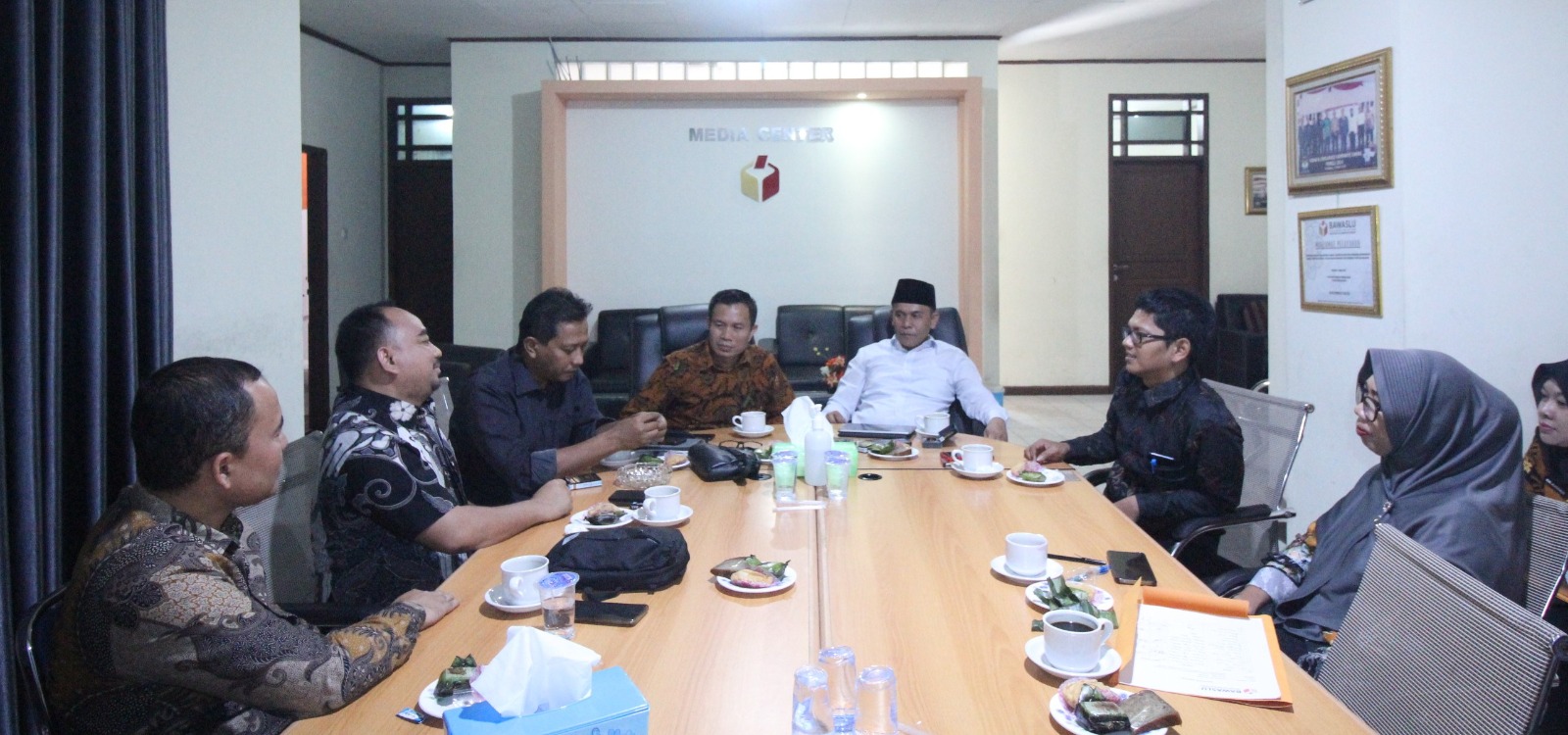 Bahas Persiapan Pleno DPT, Bawaslu Kalbar Terima Audiensi KPU Kalbar