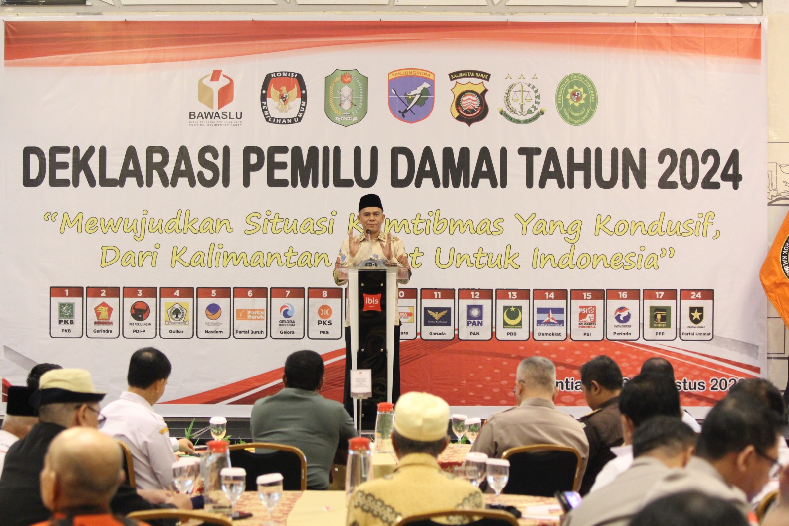 Bawaslu bersama Sejumlah Elemen Masyarakat Tanda Tangani Deklarasi Pemilu Damai dan Berintegritas