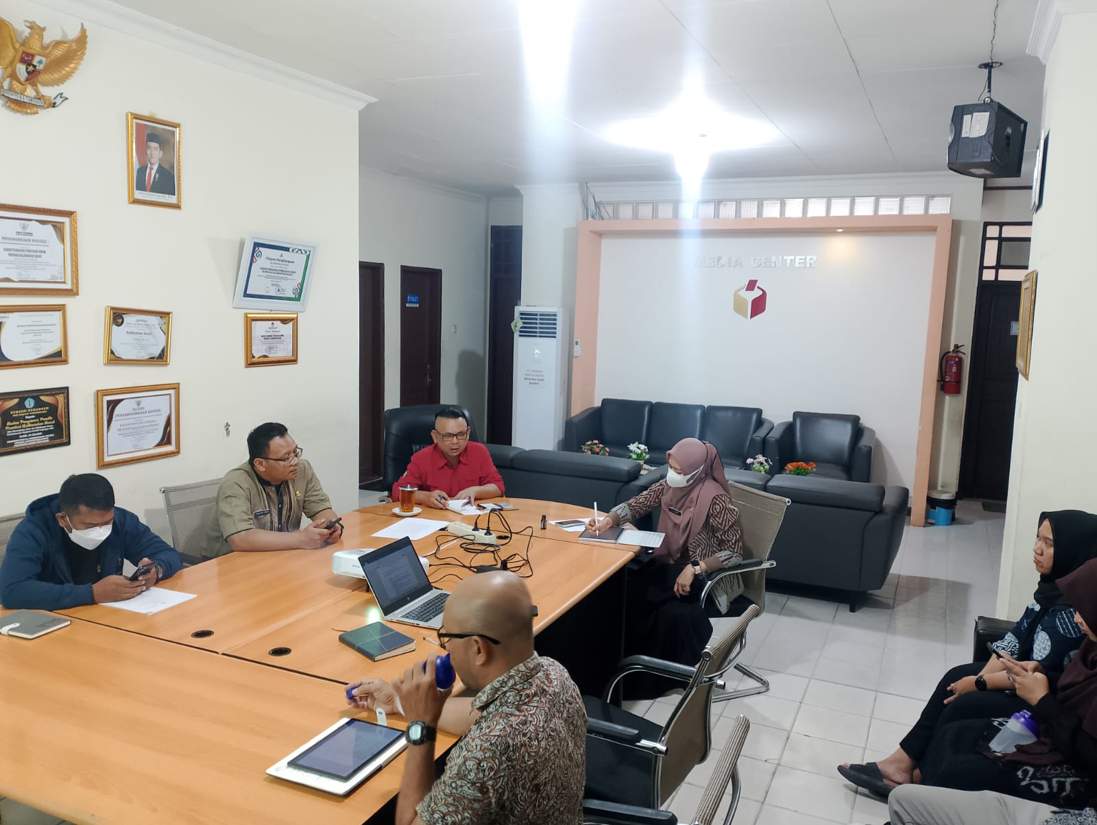 yosef harry suyadi sedang memimpin rapat bahas program kerja
