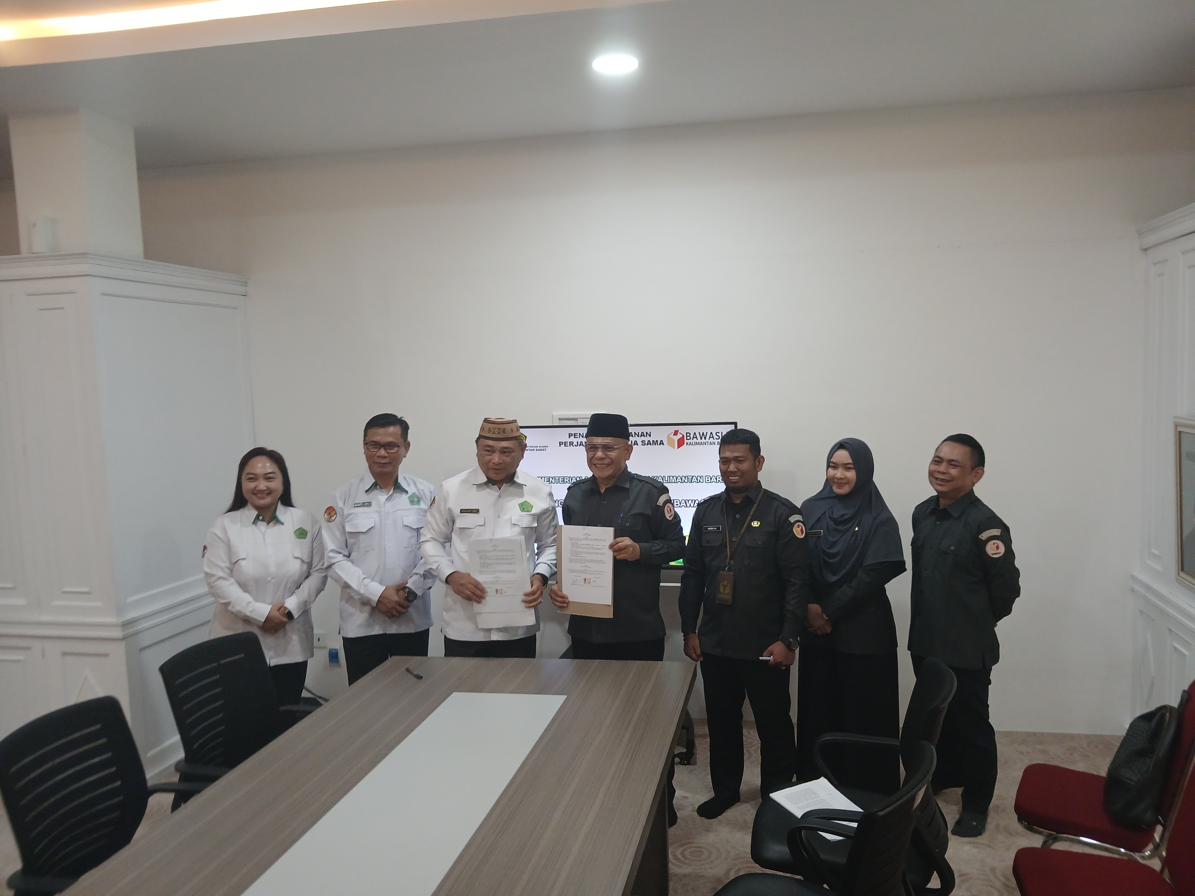 Bawaslu Kalbar dan Kementrian Agama Kalimantan Barat Melakukan Penandatanganan Perjanjian Kerja Sama, Kawal Netralitas ASN dan Edukasi Demokrasi Berintegritas