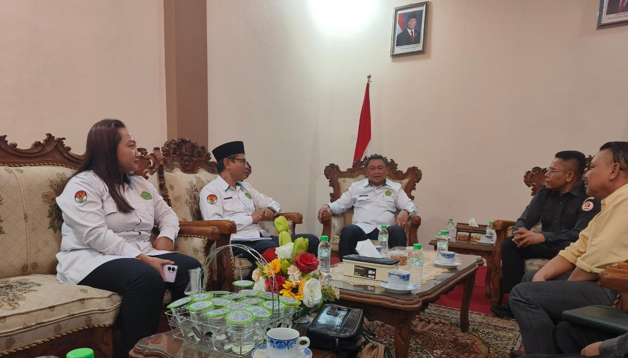 Ketua Bawaslu Kalbar Mursyid Hidayat dan Anggota Bawaslu Kalbar Yosef Harry Suyadi bersama Kepala Kanwil Kemenag Kalbar