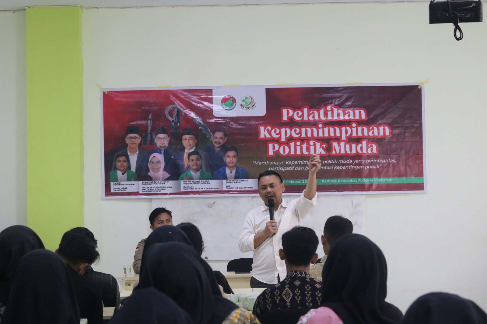 Anggota Bawaslu Kalbar, Yosef Harry Suyadi saat berbagi pengalaman kepemiluan kepada Bem Se-Kalimantan Barat