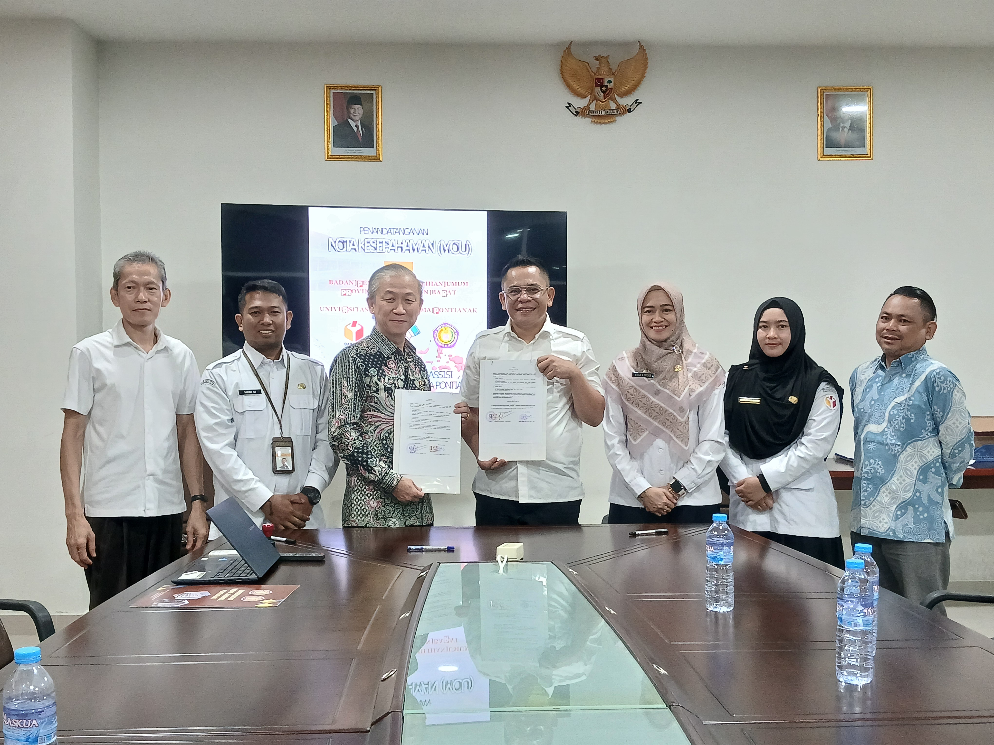 foto bersama Bawaslu Kalbar dan Universitas Widya Dharma Pontianak Jalin Sinergi Pengawasan Partisipatif
