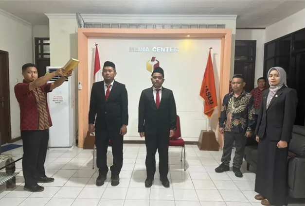  Bawaslu kalbar Lantik Pejabat Administrasi Baru di Sintang dan Demak