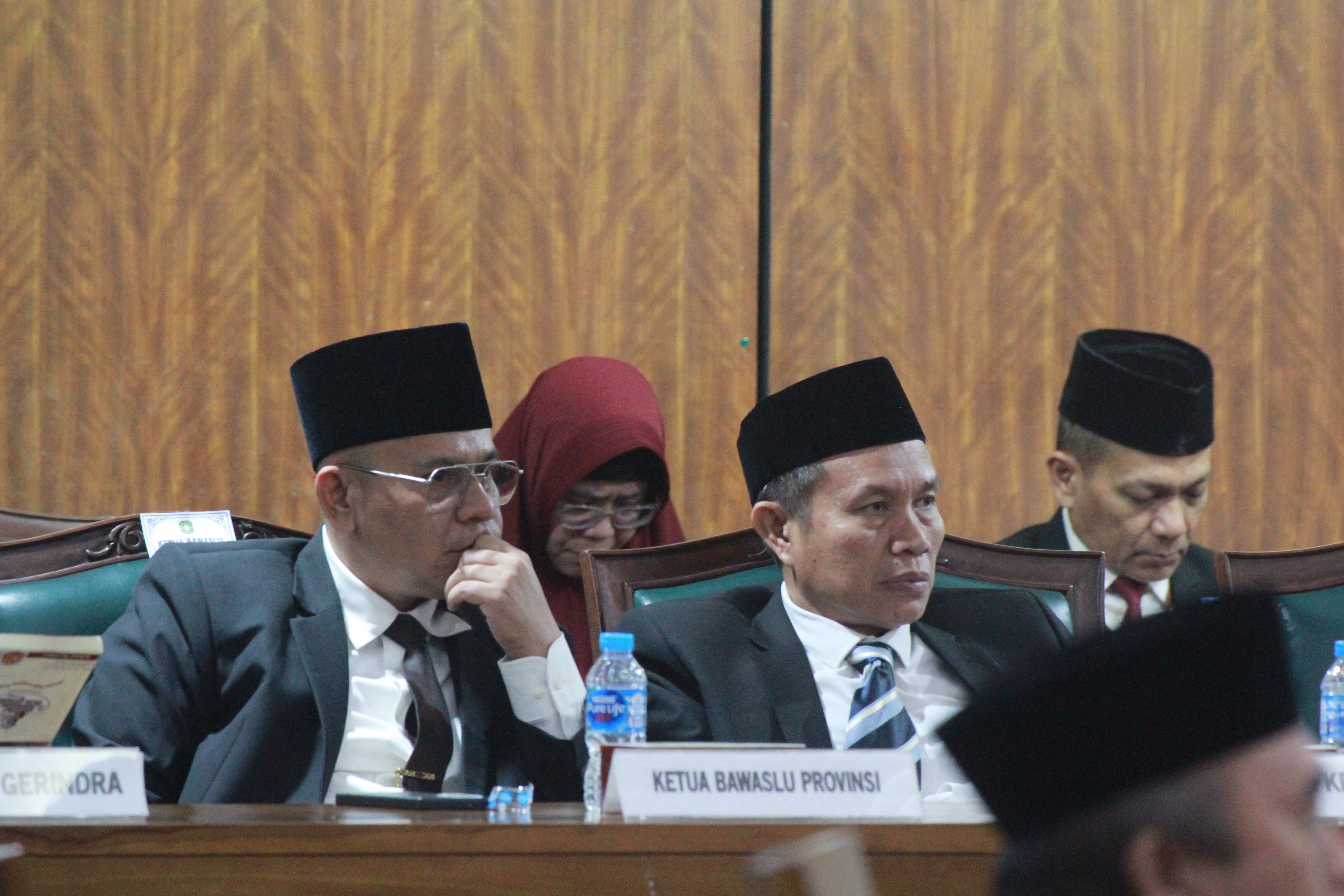 Kiri Ketua Bawaslu Kanan Ketua KPU Kalbar