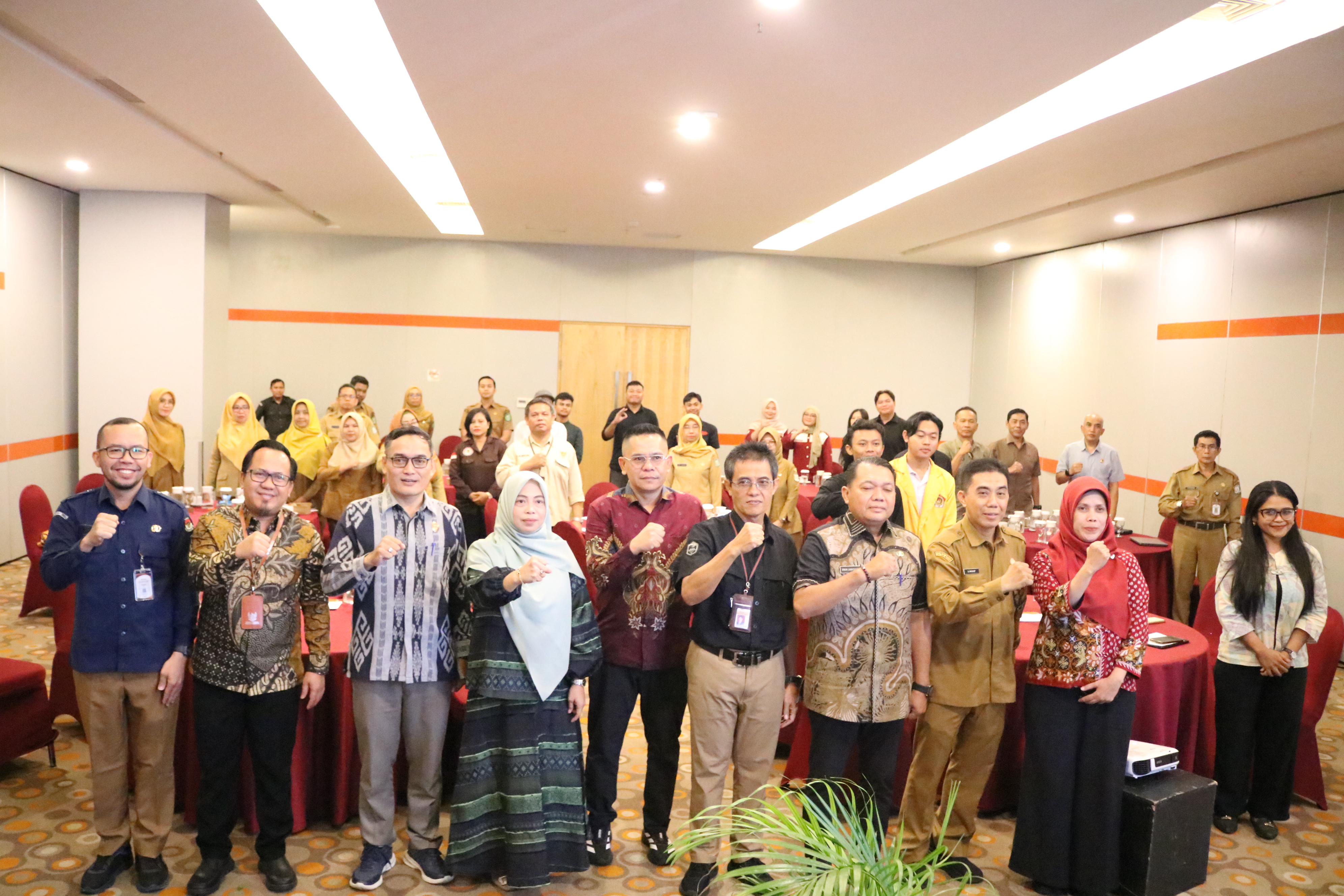 Foto : Ketua Bawaslu kalbar (ditengah)