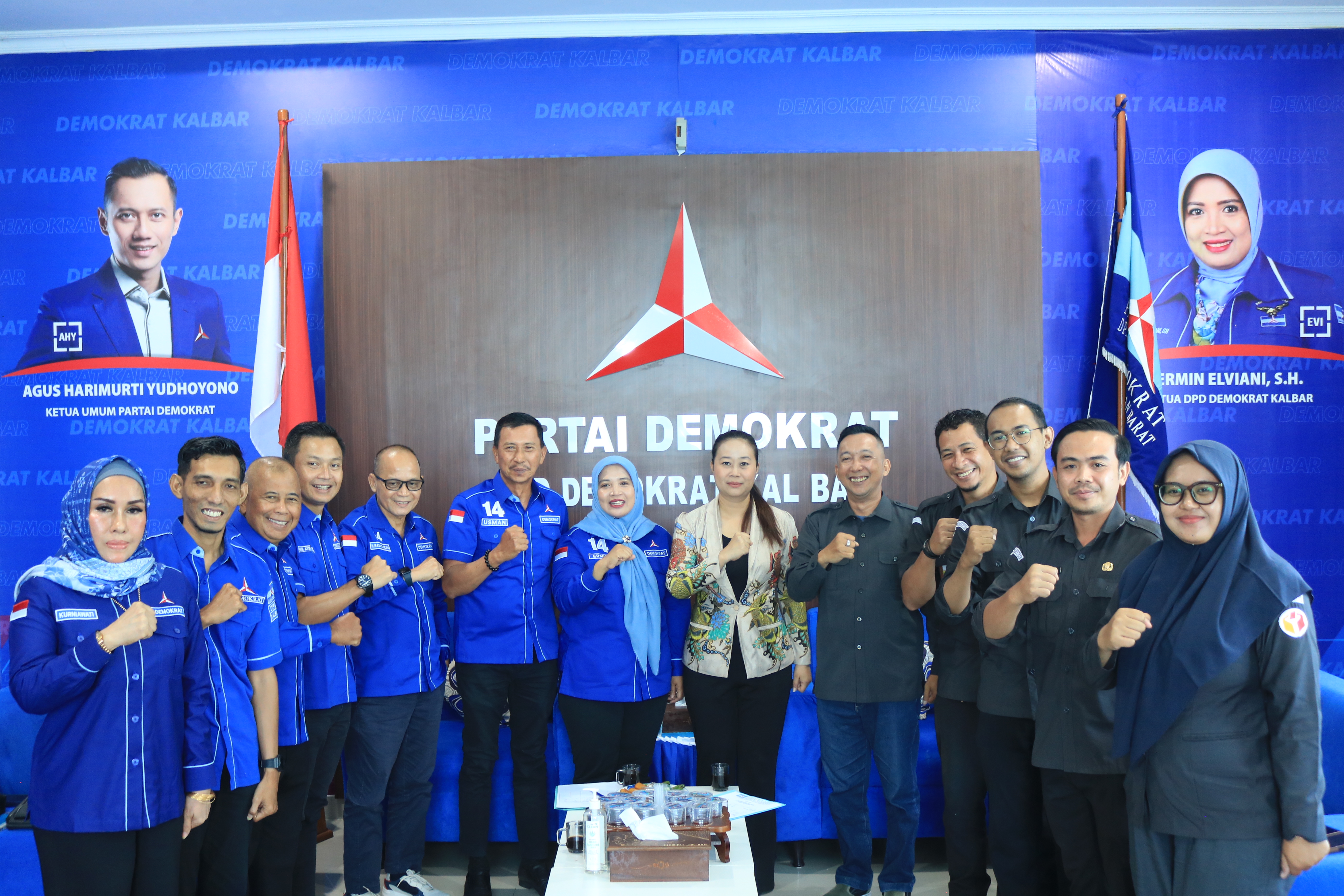 Bawaslu Kalbar foto bersama dengan Partai Demokrat Provinsi Kalimantan Barat