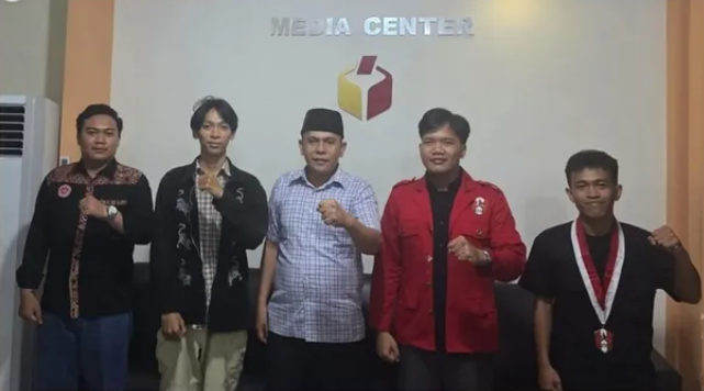 ketua bawaslu kalbar foto bersama  Dewan Pimpinan Daerah (DPD) Gerakan Mahasiswa Nasional Indonesia (GMNI) Kalimantan Barat