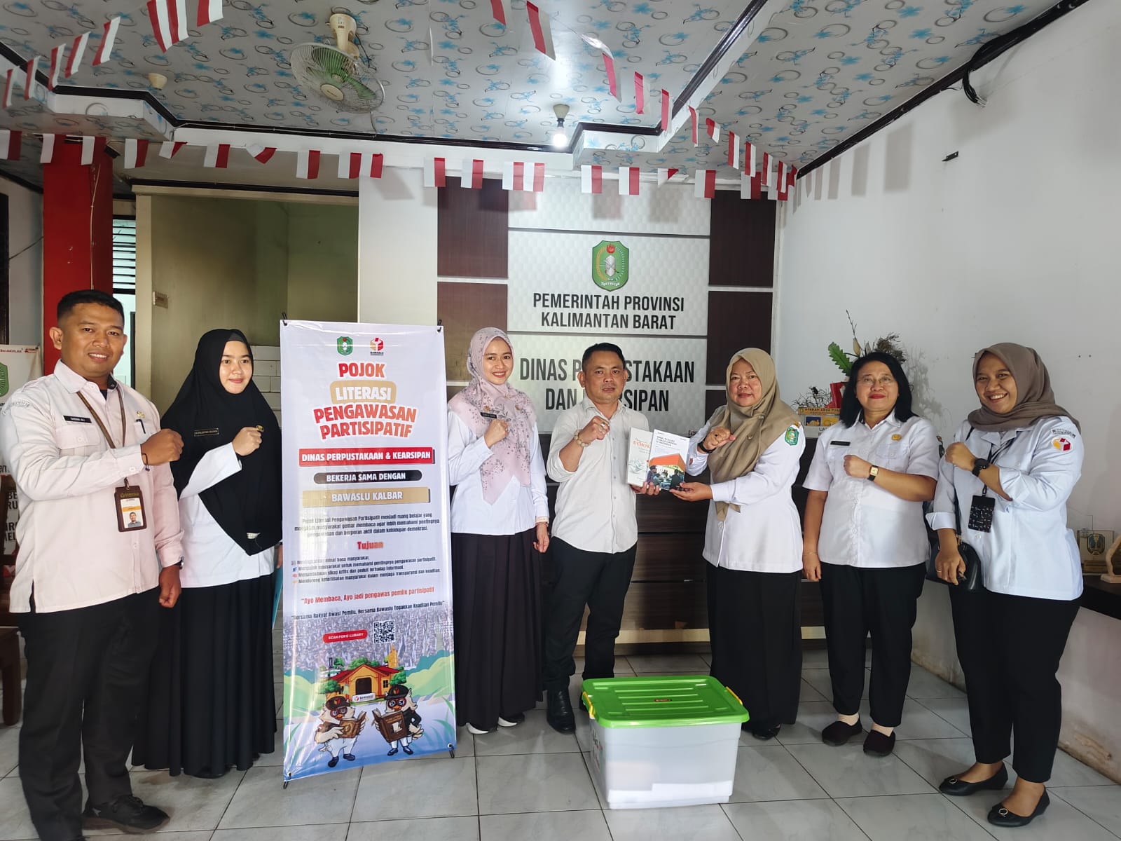 Perkuat Literasi Demokrasi, Bawaslu Kalbar Inisiasi "Pojok Pengawasan" di Perpustakaan Daerah