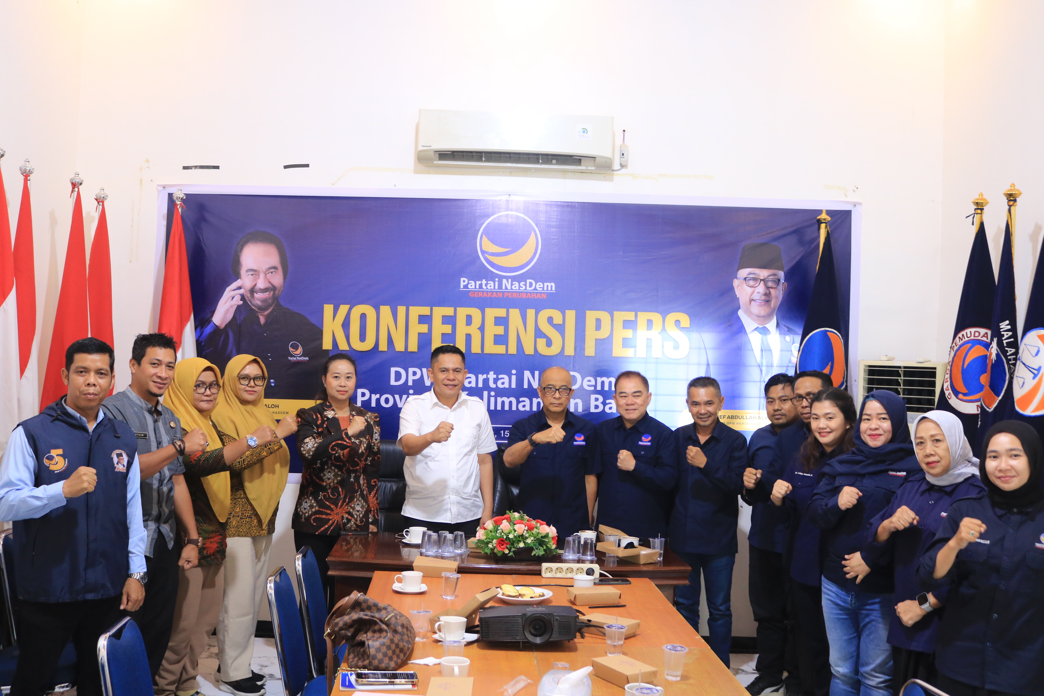 Ketua dan anggota bawaslu kalbar foto bersama dengan DPW partai nasdem