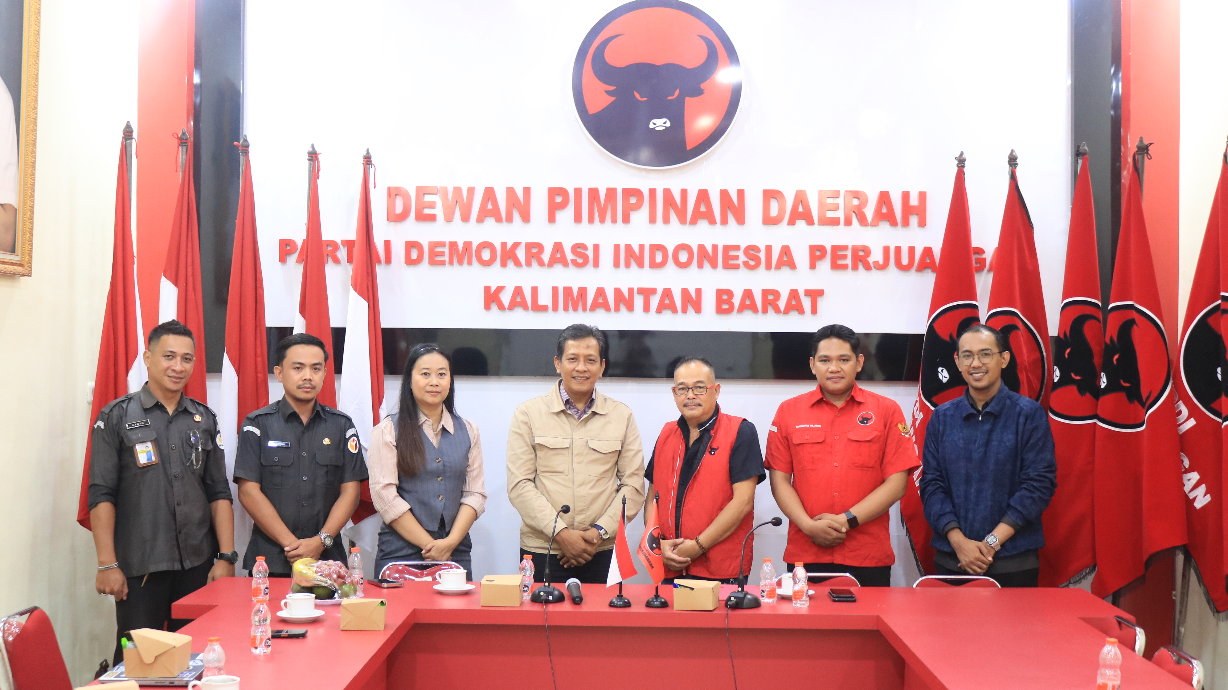 Bawaslu kalbar foto bersama pengurus DPD pdi perjuangan , Perkuat Sinergi Verifikasi Data Parpol