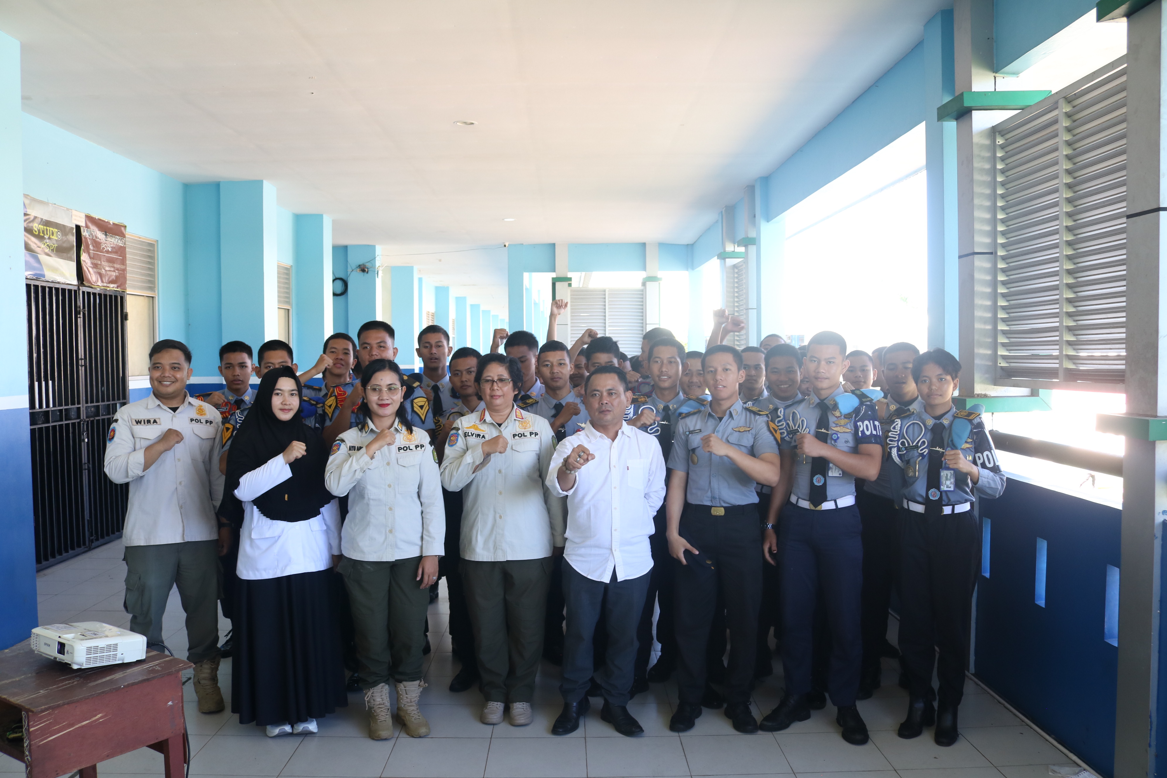 foto bersama bawaslu kalbar, satpol pp kalbar dan siswa siswi SMKN 9 Pontianak