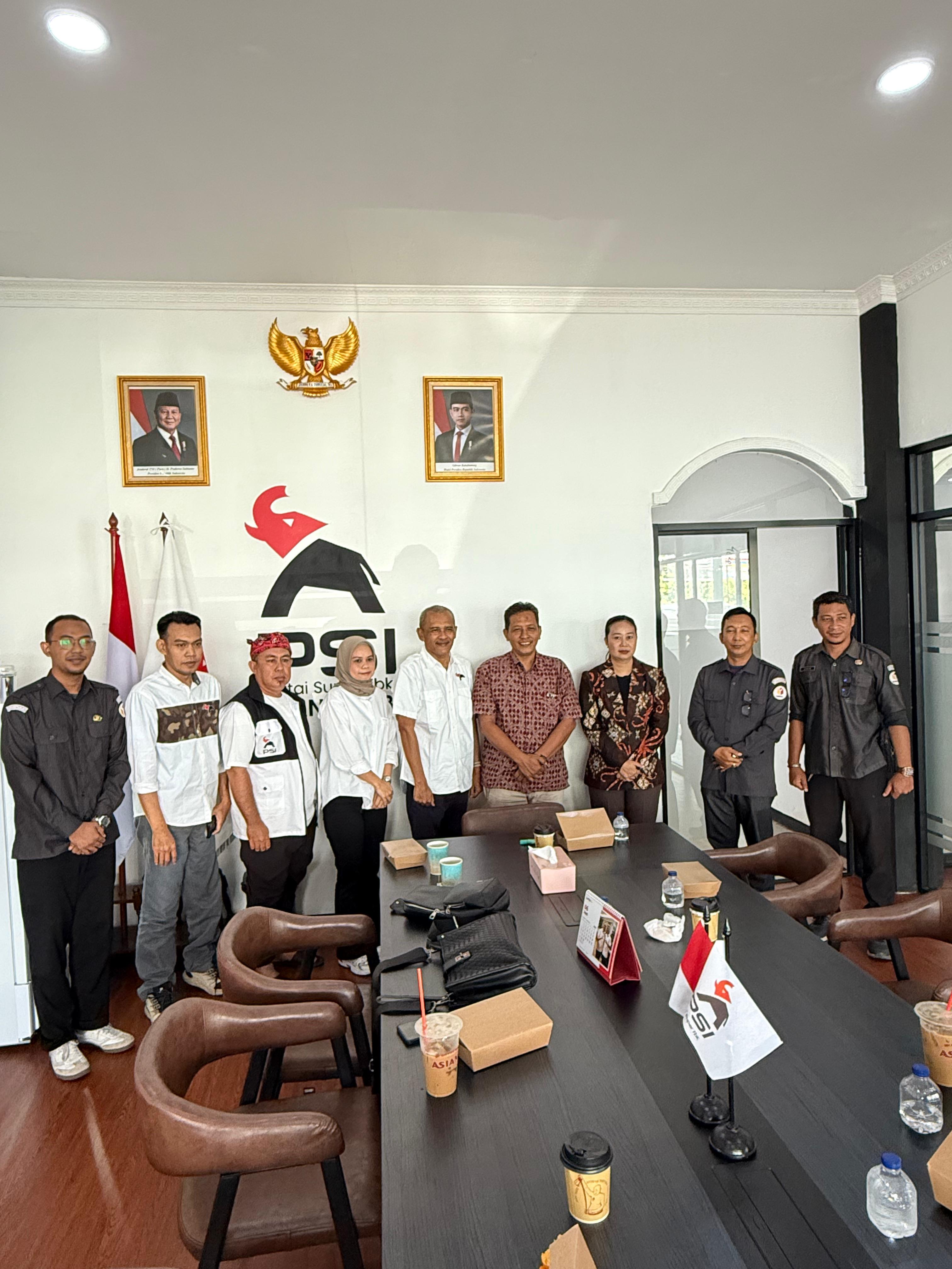 bawaslu kalbar foto bersama pengurus partai PSI