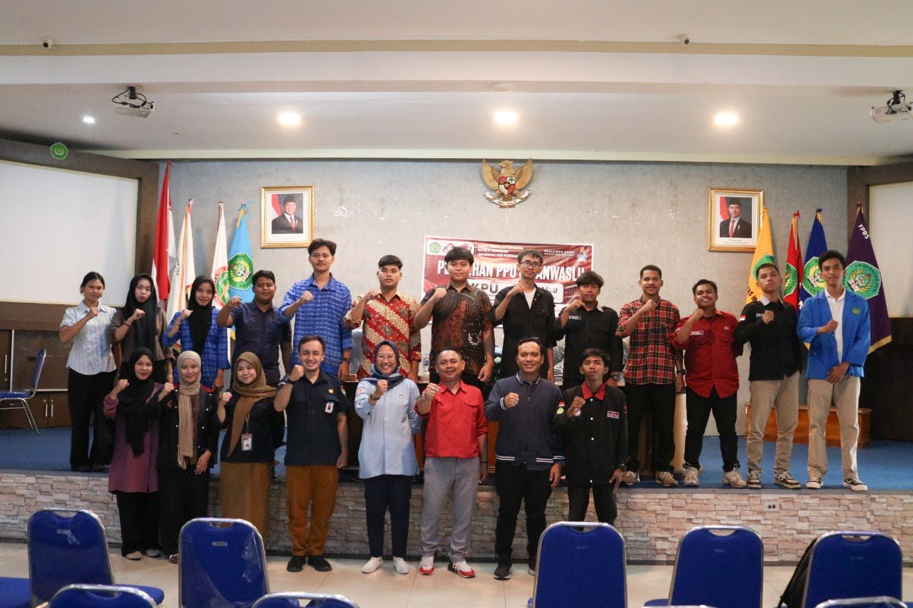 foto bersama anggota bawaslu kalbar yosef harry suyadi ditengah bersama mahasiswa/calon presma