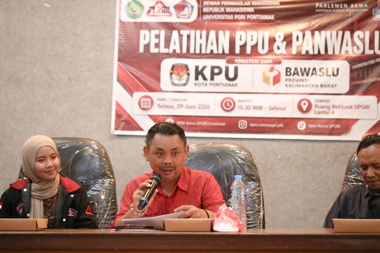 Anggota Bawaslu Kalbar Yosef harry Suyadi saat memberikan pembekalan kepada calon presma di univ PGRI Pontianak