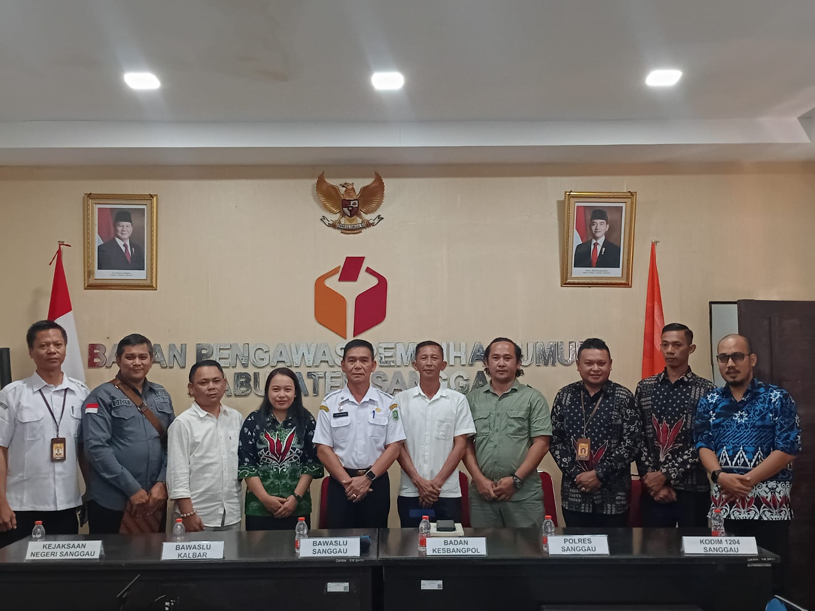 foto bersama Bawaslu Kalbar dan Bawaslu Kabupaten Sanggau