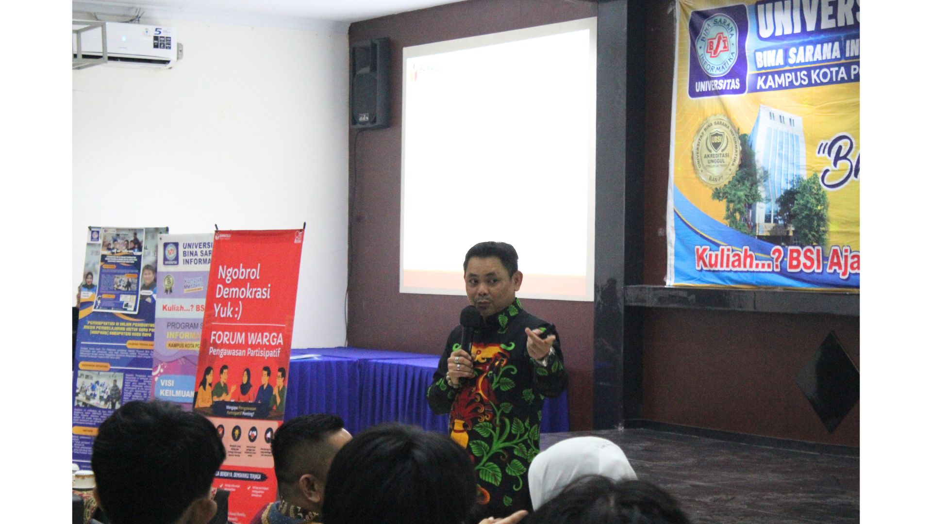 Anggota Bawaslu Kalbar, Yosef Harry Suyadi saat memberikan paparan pengawasan partisipatif