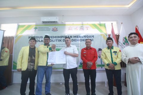 foto bersama dan penandatanganan MOU bersama pemuda katolik dan bawaslu kalbar