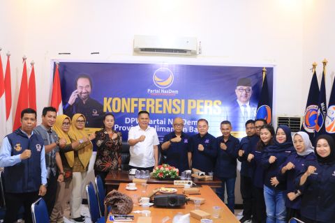 Ketua dan anggota bawaslu kalbar foto bersama dengan DPW partai nasdem
