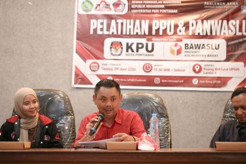 Anggota Bawaslu Kalbar Yosef harry Suyadi saat memberikan pembekalan kepada calon presma di univ PGRI Pontianak