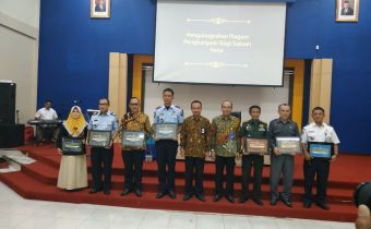 BAWASLU KALBAR TERIMA PENGHARGAAN KKP TERBAIK DARI KPPN