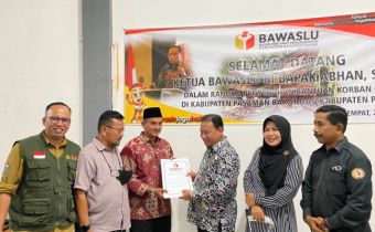 Serahkan Bantuan Kepada Korban Gempa, Abhan Harap Bawaslu Terus Menja