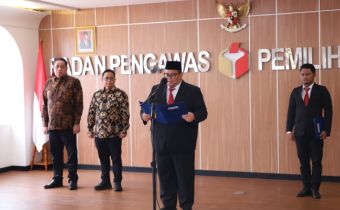 Pelantikkan PAW Anggota Bawaslu Kubu Raya Sisa Masa Jabatan 2018-2023