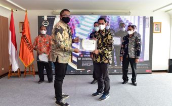 Bawaslu KALBAR meraih kategori Informatif dalam Anugerah Keterbukaan Informasi Publik Bawaslu Provinsi se-Indonesia Tahun 2021