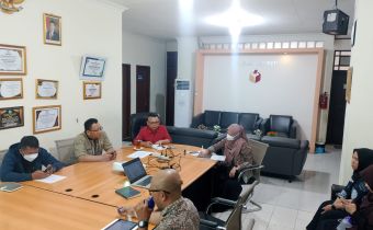 yosef harry suyadi sedang memimpin rapat bahas program kerja