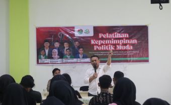 Anggota Bawaslu Kalbar, Yosef Harry Suyadi saat berbagi pengalaman kepemiluan kepada Bem Se-Kalimantan Barat