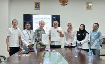 foto bersama Bawaslu Kalbar dan Universitas Widya Dharma Pontianak Jalin Sinergi Pengawasan Partisipatif