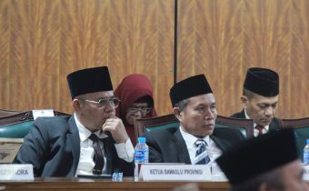 Kiri Ketua Bawaslu Kanan Ketua KPU Kalbar