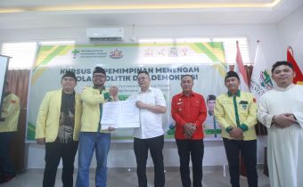 foto bersama dan penandatanganan MOU bersama pemuda katolik dan bawaslu kalbar