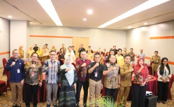 Foto : Ketua Bawaslu kalbar (ditengah)