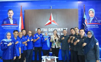 Bawaslu Kalbar foto bersama dengan Partai Demokrat Provinsi Kalimantan Barat