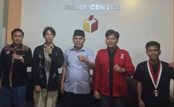 ketua bawaslu kalbar foto bersama  Dewan Pimpinan Daerah (DPD) Gerakan Mahasiswa Nasional Indonesia (GMNI) Kalimantan Barat