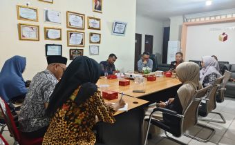 Rapat tersebut dihadiri oleh Anggota Bawaslu Provinsi Kalimantan Barat, Yosef Harry Suyadi dan Agnesia Erni, serta Kepala Sekretariat, jajaran sekretariat, dan perwakilan Perisai Demokrasi Bangsa (PDB) Kalbar yaitu Ahmad Rinto (Ketua), Faizatur Rahmah (Sekretaris), dan Abdul Hamid (Bendahara)